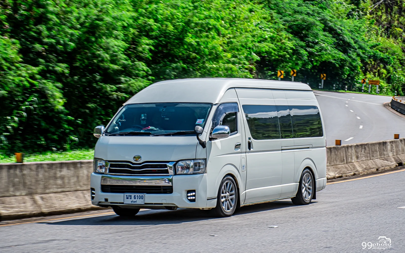 รถตู้ Toyota Commuter VIP พร้อมคนขับมืออาชีพ