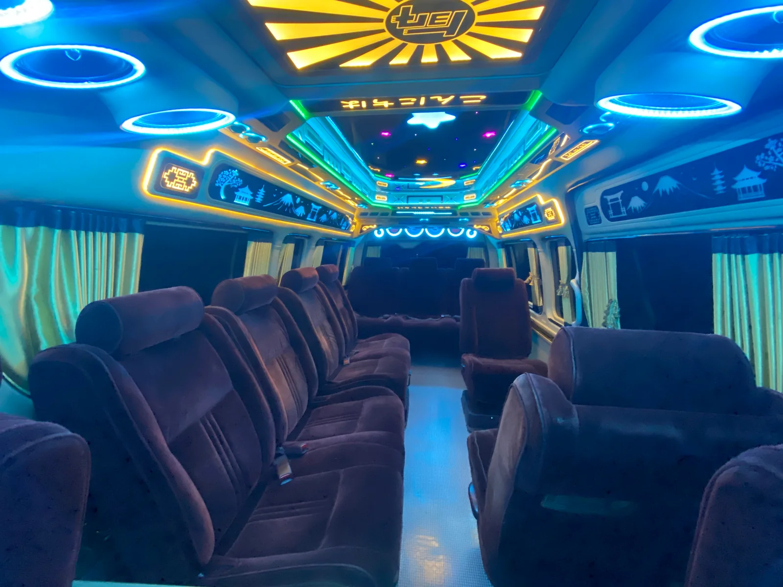 ห้องโดยสาร VIP แอร์เย็นฉ่ำ ไฟเพดานสุดหรู